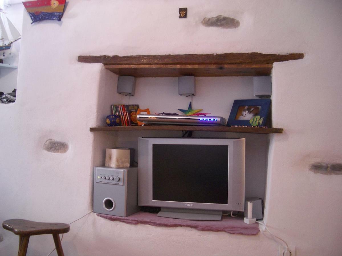 Traditional Medieval Stone House In "Ano Syros" Luaran gambar