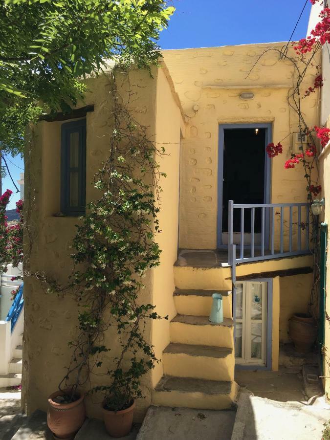 Traditional Medieval Stone House In "Ano Syros" Luaran gambar