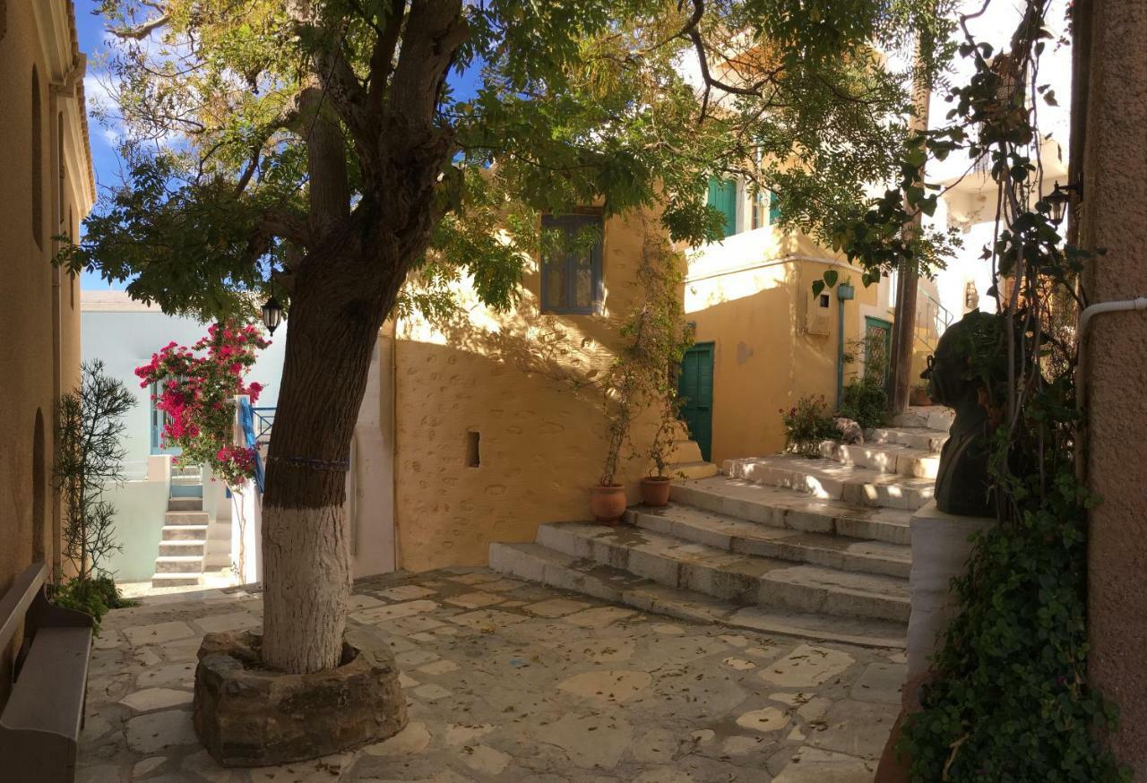 Traditional Medieval Stone House In "Ano Syros" Luaran gambar