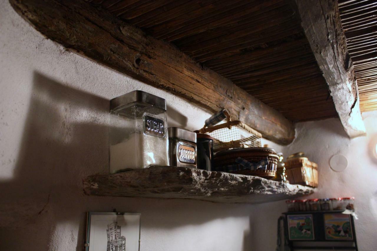 Traditional Medieval Stone House In "Ano Syros" Luaran gambar