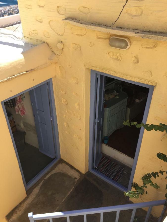 Traditional Medieval Stone House In "Ano Syros" Luaran gambar