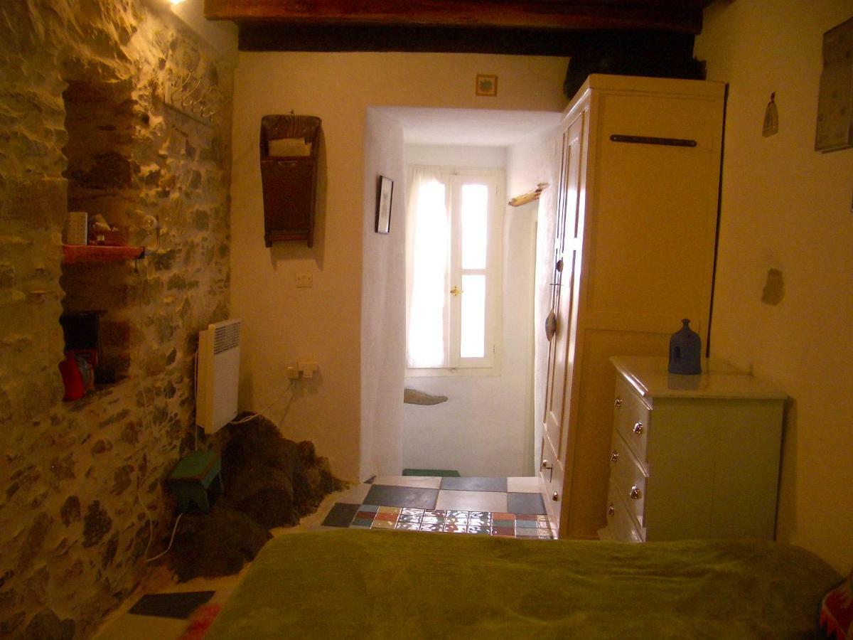 Traditional Medieval Stone House In "Ano Syros" Luaran gambar