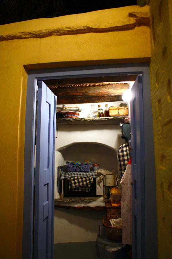 Traditional Medieval Stone House In "Ano Syros" Luaran gambar