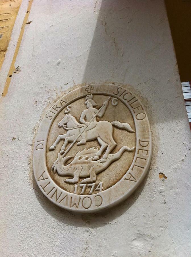 Traditional Medieval Stone House In "Ano Syros" Luaran gambar