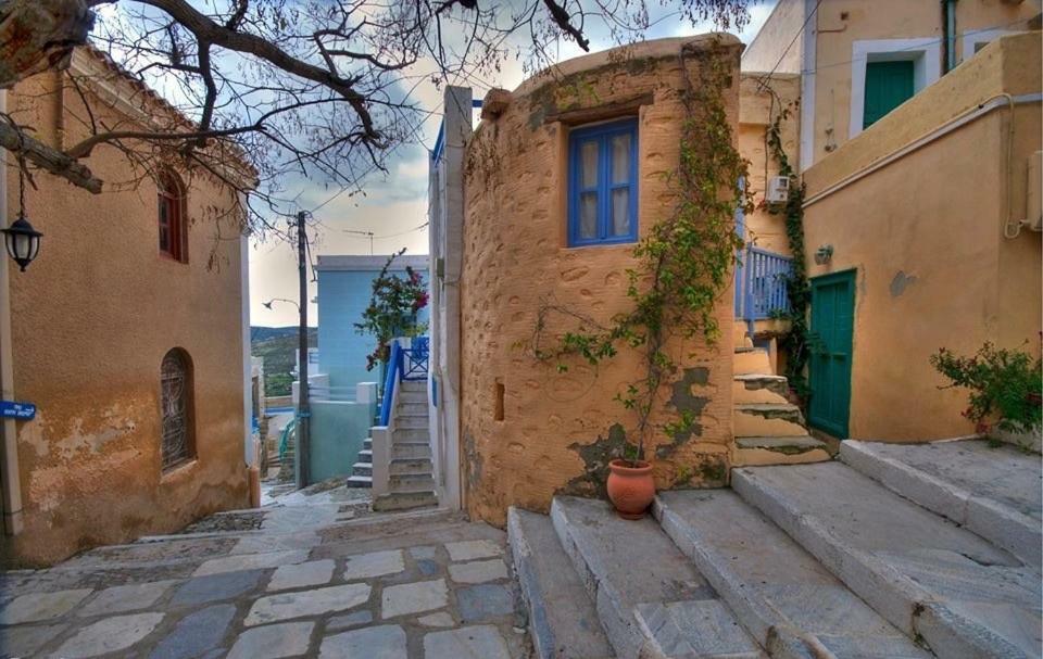 Traditional Medieval Stone House In "Ano Syros" Luaran gambar