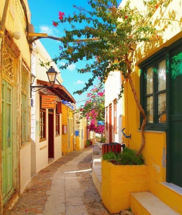 Traditional Medieval Stone House In "Ano Syros" Luaran gambar