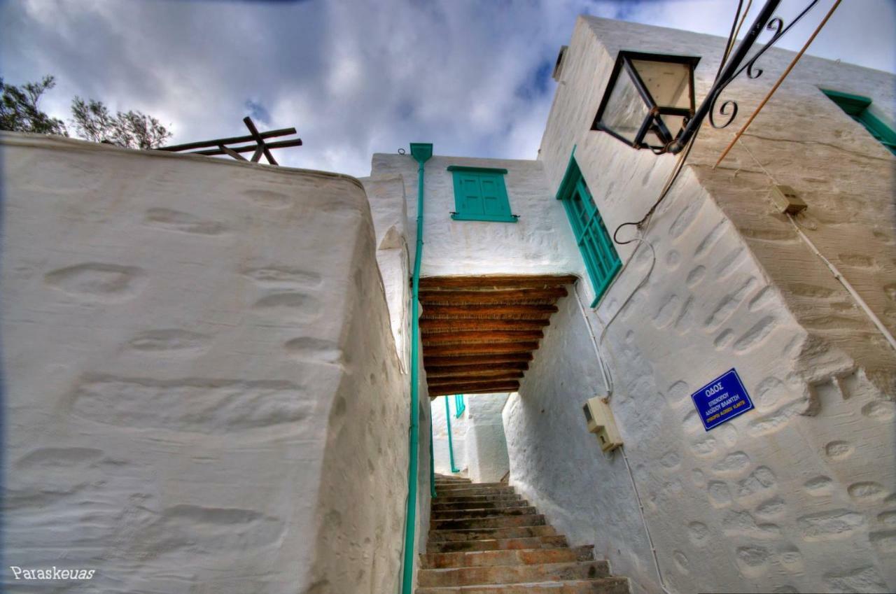Traditional Medieval Stone House In "Ano Syros" Luaran gambar