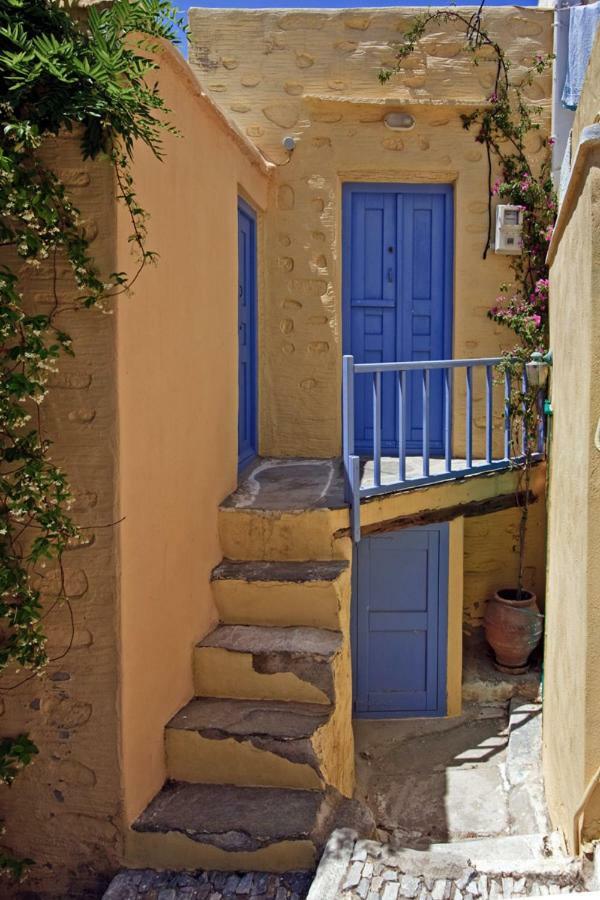 Traditional Medieval Stone House In "Ano Syros" Luaran gambar